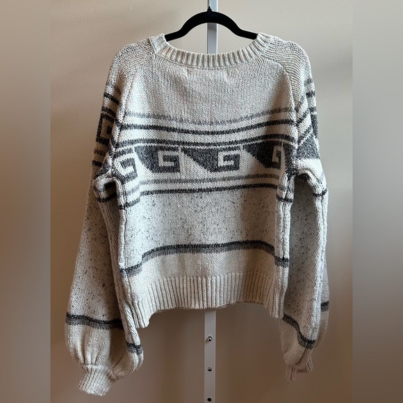 NEW Jen’s Pirate Beauty Dali Sweater 100% Polyester cream black gray pink - Picture 3 of 11